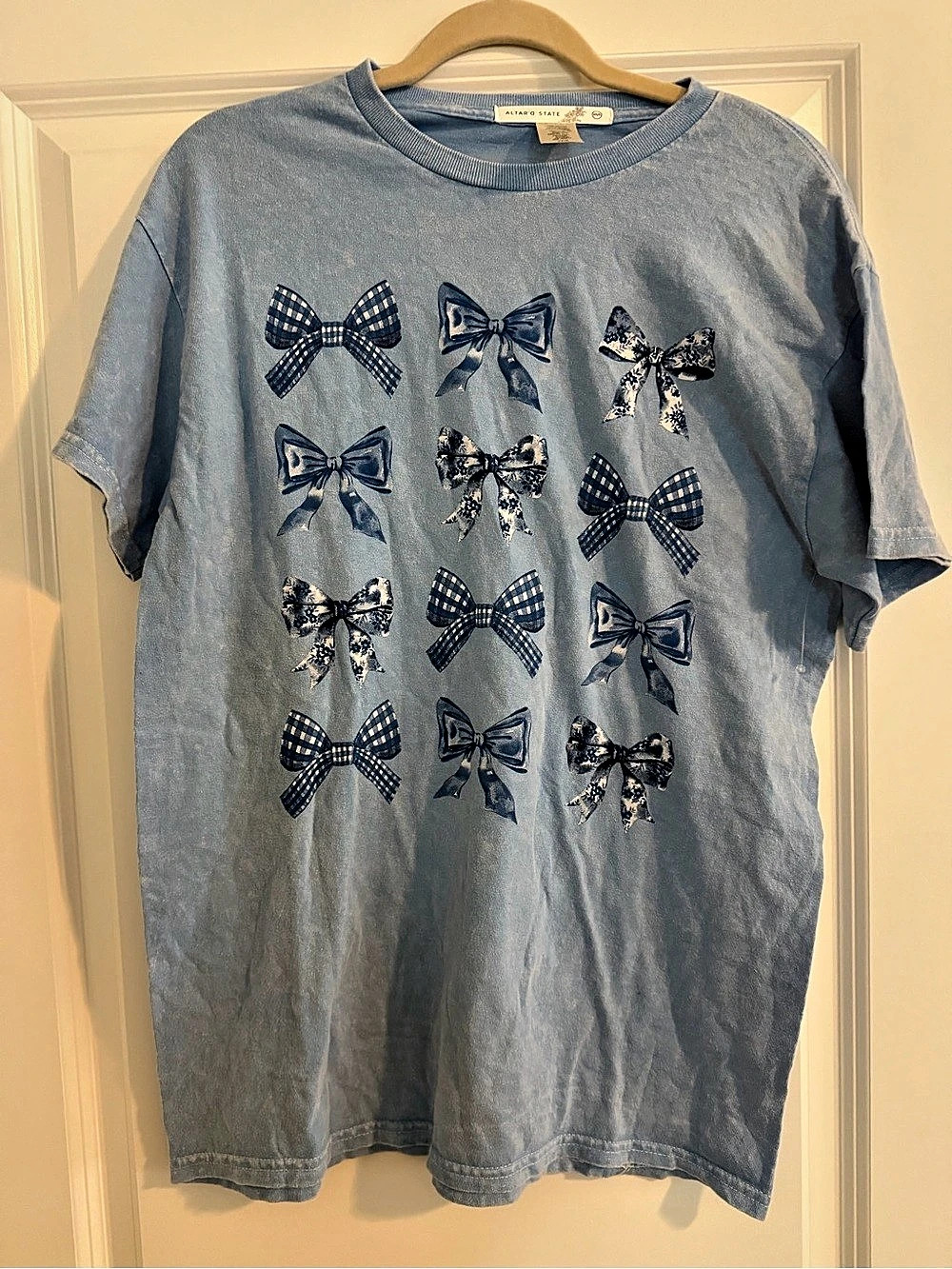 NWOT Altar'd State Bow Graphic Tee Cotton Tee XS/S